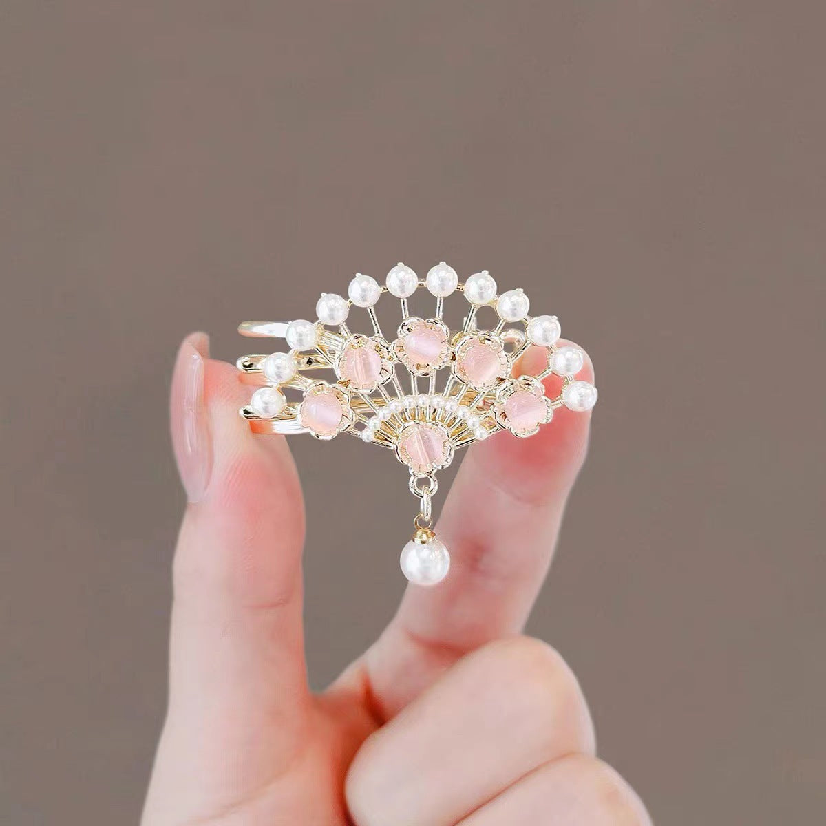 Vintage Pearl Hair Clip Elegant Fan Design